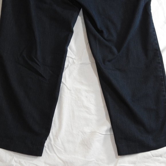 ✨️ New York & Company Dark Wash Capri Size 4 - Picture 7 of 7